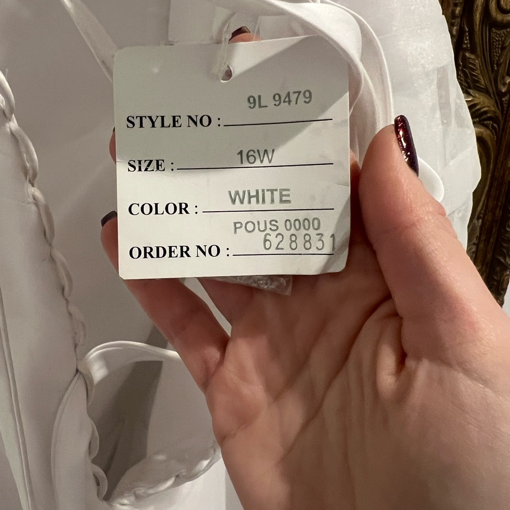 David’s bridal 9L9479 wedding gown - Picture 10 of 17